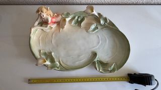 Vassoio, figure di donna e torero