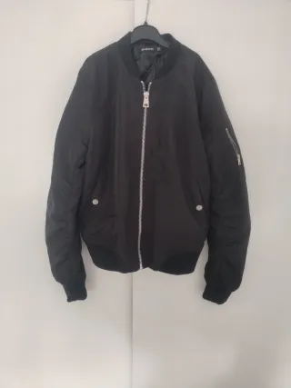 Chaqueta bomber negra Stradivarius