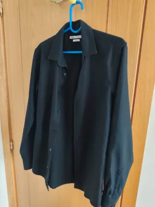 Camisa Zara Negra Talla S. Slim fit.