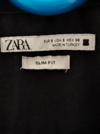 Camisa Zara Negra Talla S. Slim fit.