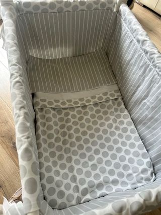 Ropa de minicuna y minicuna de regalo