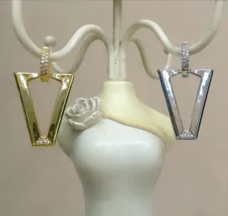 Orecchini geometrici a V acciaio oro e argento