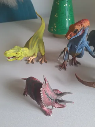 Set di figure di dinosauri