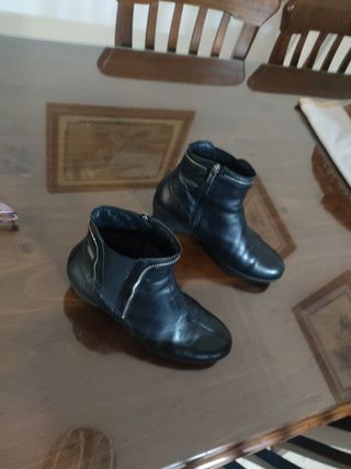 Botines negros con cremallera