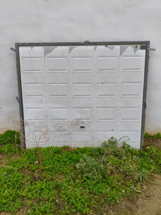 Portón de garaje blanco