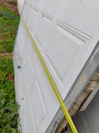 Portón de garaje blanco