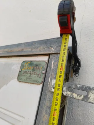 Portón de garaje blanco