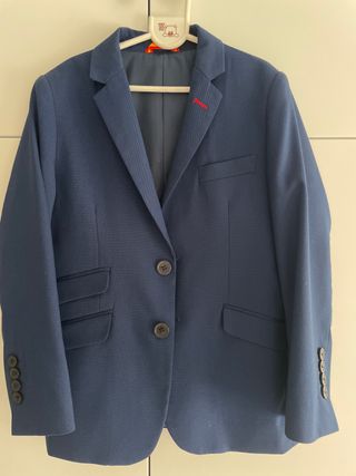 Chaqueta de vestir azul para niño.