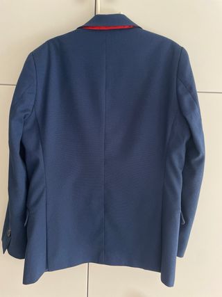 Chaqueta de vestir azul para niño.