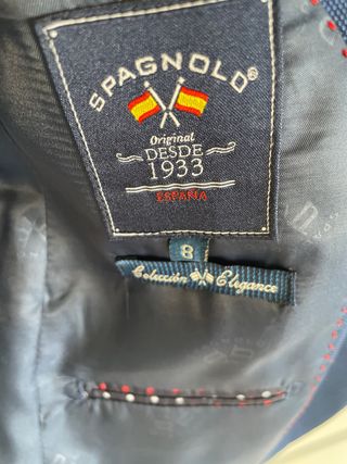 Chaqueta de vestir azul para niño.