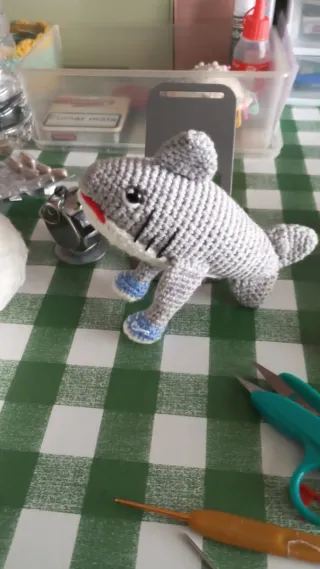 Peluches y artículos varios de crochet.