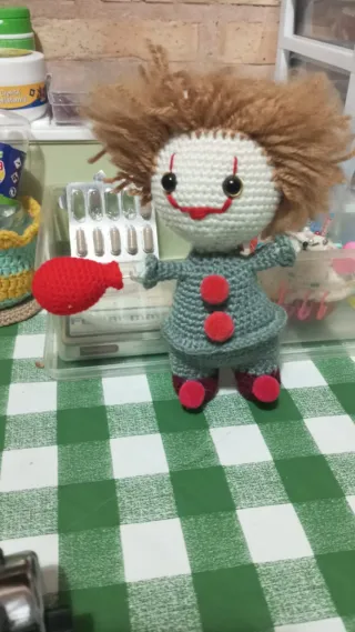 Peluches y artículos varios de crochet.