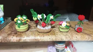 Peluches y artículos varios de crochet.