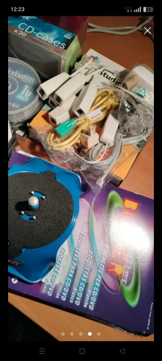 Lote material informático: CDs, DVDs y accesorios