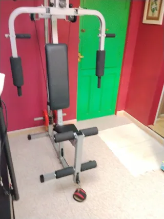 Banco de musculacion. Multiestación con pesas