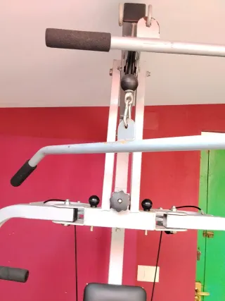 Banco de musculacion. Multiestación con pesas