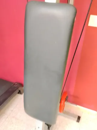 Banco de musculacion. Multiestación con pesas