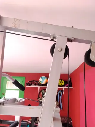 Banco de musculacion. Multiestación con pesas