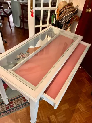 Mesa de cristal y madera