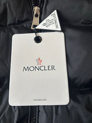 Chaqueta Moncler Negra con Capucha