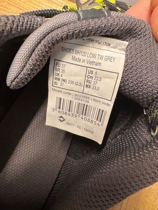 Botas de montaña grises y verdes