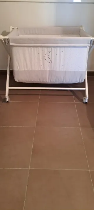 Cuna de bebé con estrellas y luna
