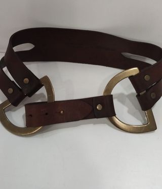 Cinturón de cuero marrón con hebillas doradas