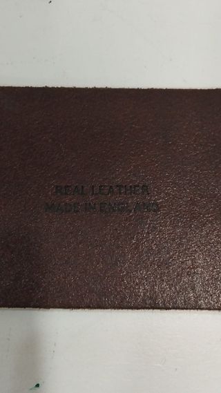 Cinturón de cuero marrón con hebillas doradas