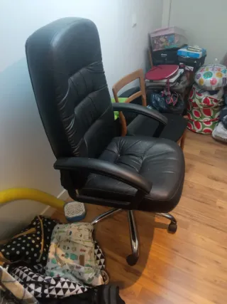 Poltrona da ufficio nera con ruote