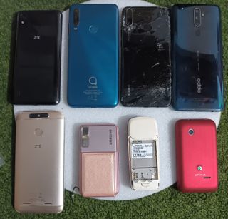 Lote di telefoni cellulari da riparare o per pezzi