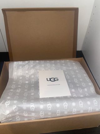 Ciabatte UGG marroni con dettaglio intessuto