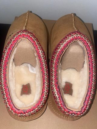 Ciabatte UGG marroni con dettaglio intessuto