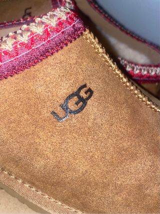 Ciabatte UGG marroni con dettaglio intessuto