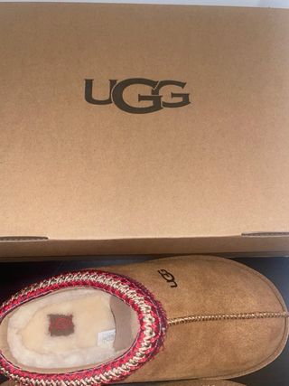 Ciabatte UGG marroni con dettaglio intessuto