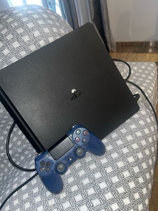 PS4 (PlayStation 4) Negra + Mando Azul