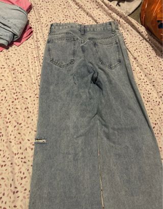 Pantalón vaquero recto roto