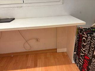 Escritorio blanco de madera