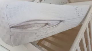 Cuna blanca con colchón de triple funda.