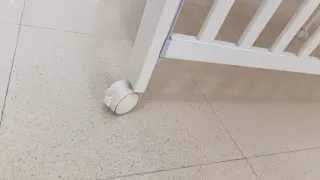 Cuna blanca con colchón de triple funda.