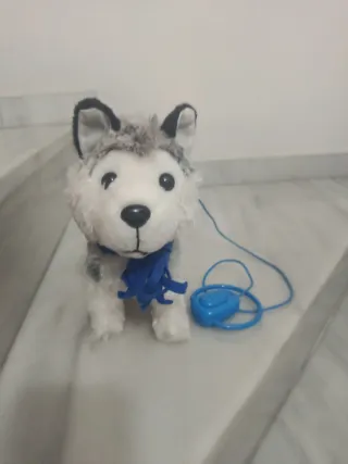 Perro de peluche con pilas y correa