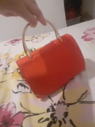 Bolso rojo con asa dorada