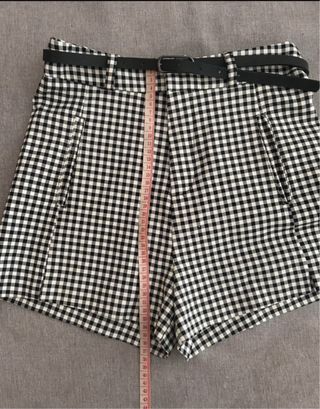Shorts Stradivarius cuadros con cinturón