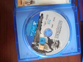 Confezione 5 Giochi PS4: FIFA 23, NFS Heat, UFC 4, RDR2