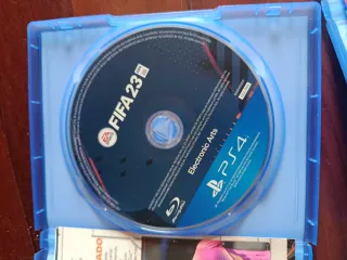 Confezione 5 Giochi PS4: FIFA 23, NFS Heat, UFC 4, RDR2