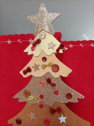 Albero di Natale decorato in tessuto