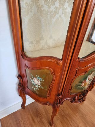 Mueble vitrina de madera y cristal