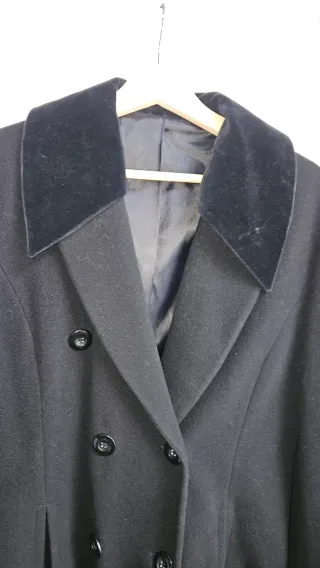 Abrigo de lana virgen negro