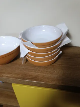 Zuppiera in ceramica marrone e bianca