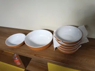 Zuppiera in ceramica marrone e bianca