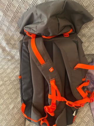 Mochila Quechua gris y naranja.